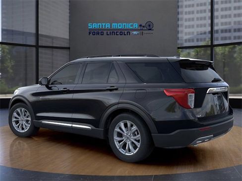 Used 2024 Ford Explorer XLT w/ Equipment Group 202A image 4