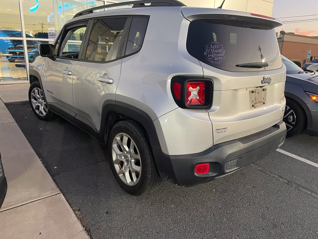 Used 2017 Jeep Renegade Latitude w/ Popular Equipment Group FWD image 3