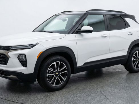 Used 2025 Chevrolet TrailBlazer LT image 3