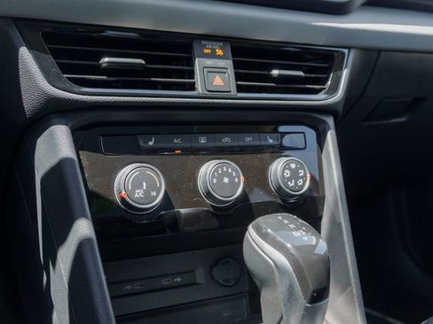 Used 2023 Volkswagen Taos SE w/ Panoramic Sunroof Package AWD/4WD image 26