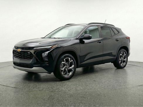 Used 2025 Chevrolet Trax LT FWD image 3