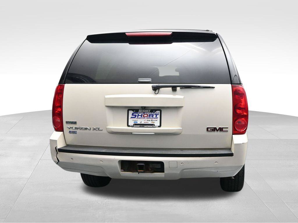 Used 2011 GMC Yukon XL SLT w/ SLT-2 Equipment Package AWD/4WD image 4