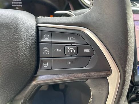 Used 2023 Jeep Grand Cherokee L Limited AWD/4WD image 32