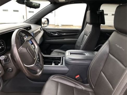 Used 2021 GMC Yukon XL Denali w/ Denali Premium Package image 11