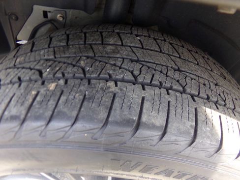 Used 2018 Ford Explorer XLT w/ Equipment Group 202A image 17