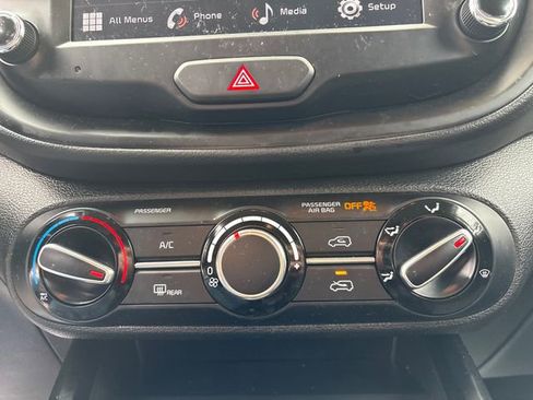 Used 2025 Kia Soul LX image 32