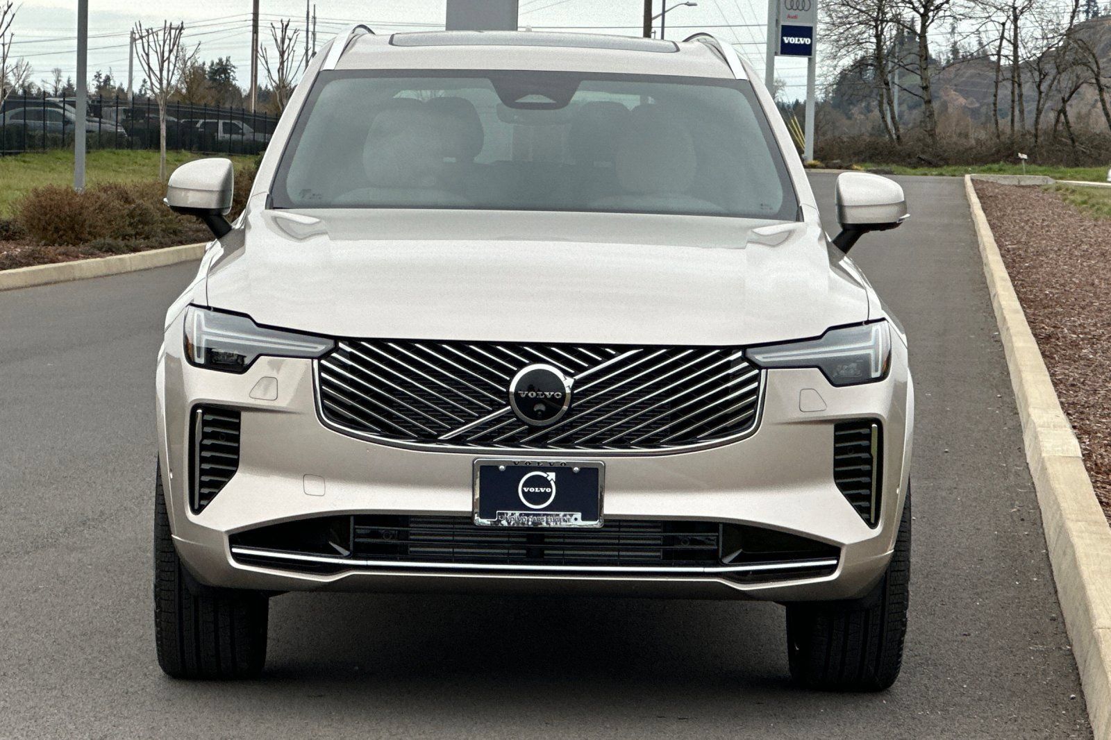 New 2026 Volvo XC90 T8 Plus w/ Protection Package Premier AWD/4WD image 8