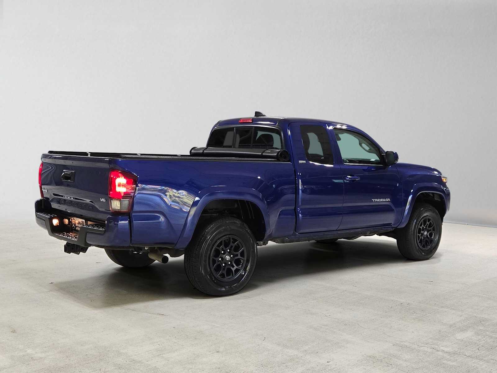 Used 2022 Toyota Tacoma SR5 AWD/4WD image 3