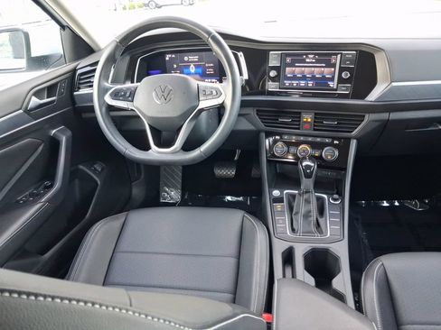 Certified 2022 Volkswagen Jetta SE FWD image 10