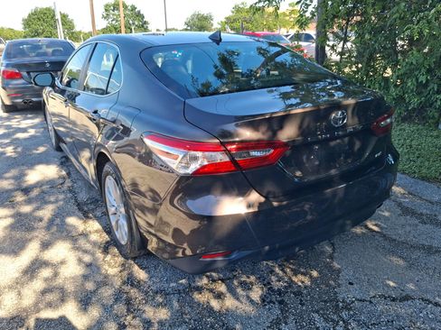 Used 2020 Toyota Camry LE FWD image 5