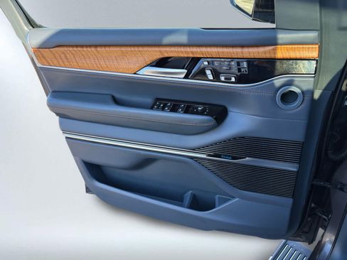 Used 2022 Jeep Grand Wagoneer Series II image 15