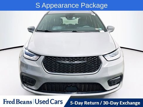 Used 2022 Chrysler Pacifica Touring-L w/ S Appearance Package image 2
