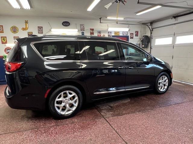 Used 2017 Chrysler Pacifica Touring-L Plus w/ Advanced Safetytec Group FWD image 3