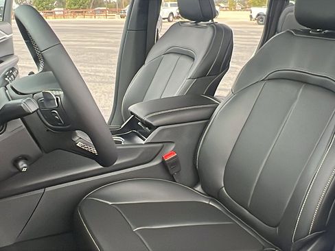 New 2025 Jeep Grand Cherokee Limited w/ Luxury Tech Group II image 16