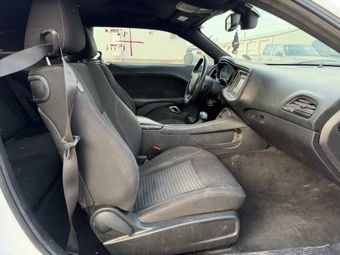 Used 2015 Dodge Challenger SXT image 5