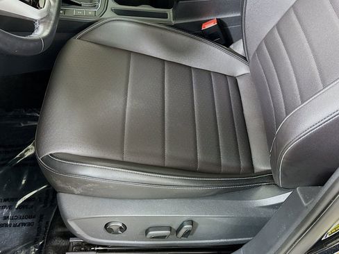 Certified 2023 Volkswagen Jetta SE w/ Panoramic Sunroof Package FWD image 12