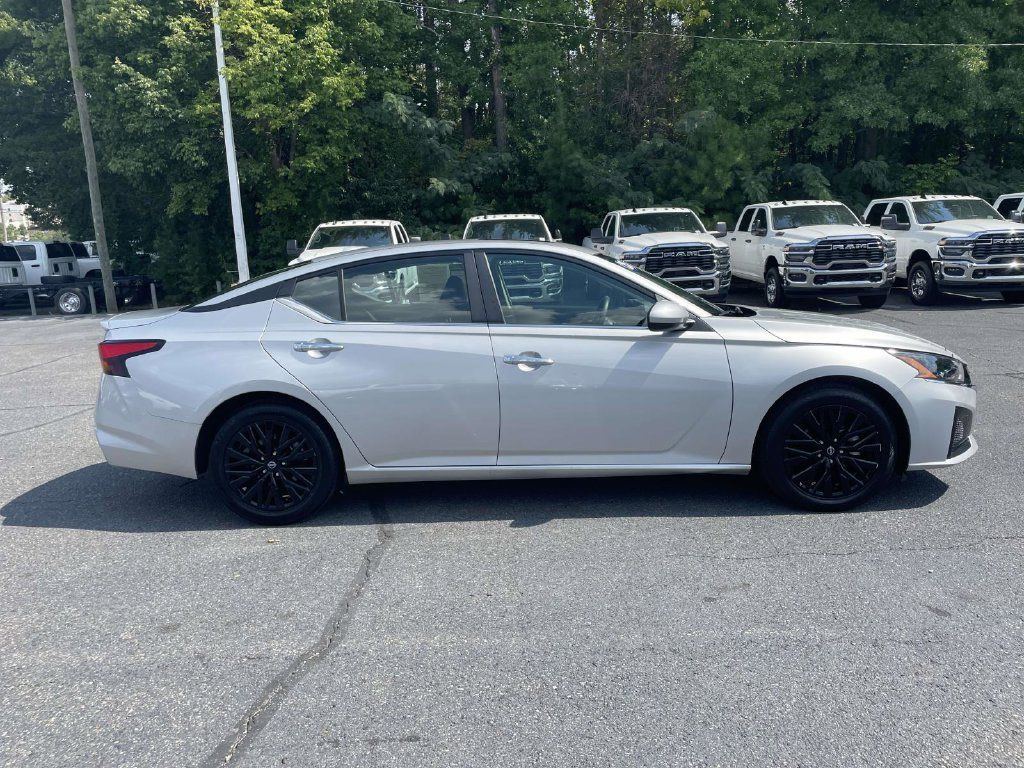 Used 2025 Nissan Altima 2.5 SV w/ SV Special Edition Package FWD image 9