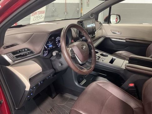 Used 2021 Toyota Sienna Platinum image 9