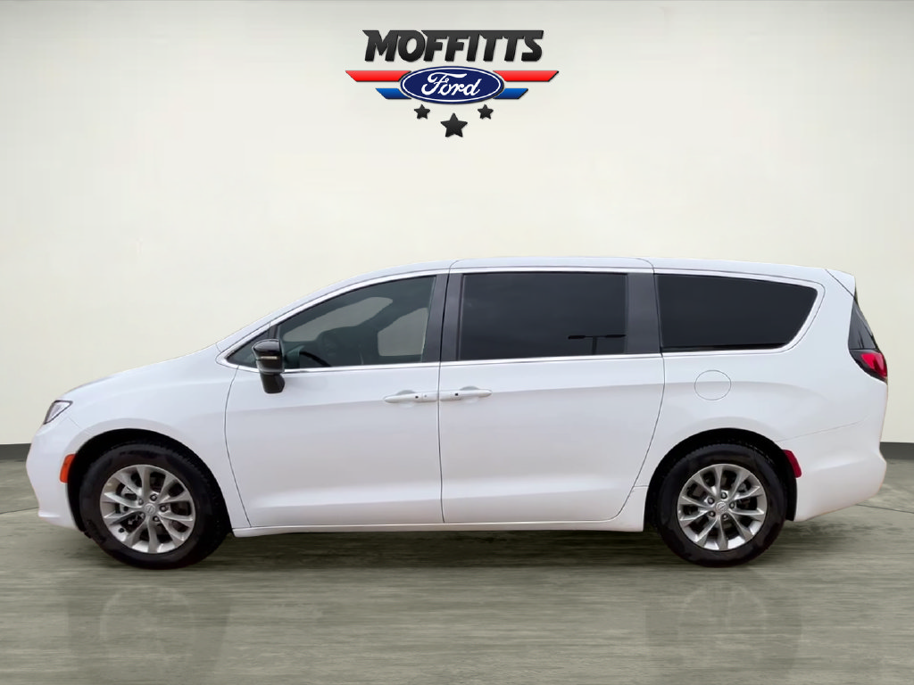 Used 2026 Chrysler Pacifica Limited FWD image 2