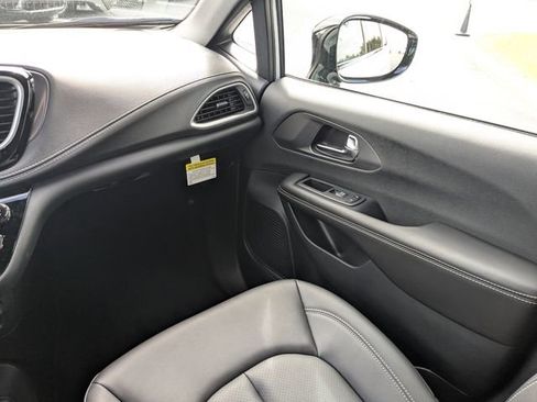 New 2026 Chrysler Pacifica Select FWD image 17