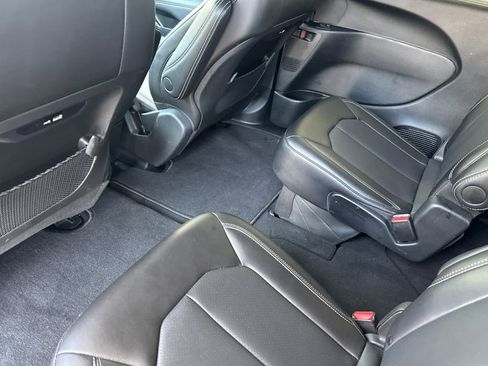 Used 2025 Chrysler Pacifica Select FWD image 13