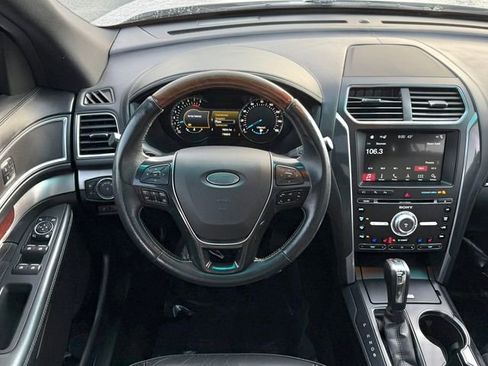 Used 2017 Ford Explorer Platinum image 12