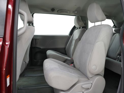 Used 2016 Toyota Sienna L FWD image 19