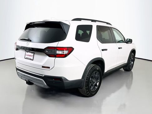 Used 2025 Honda Pilot TrailSport image 7