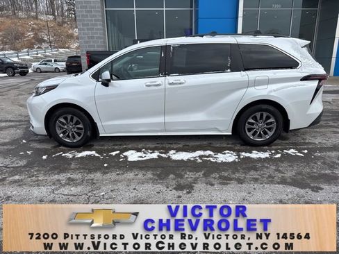 Used 2023 Toyota Sienna XLE image 2