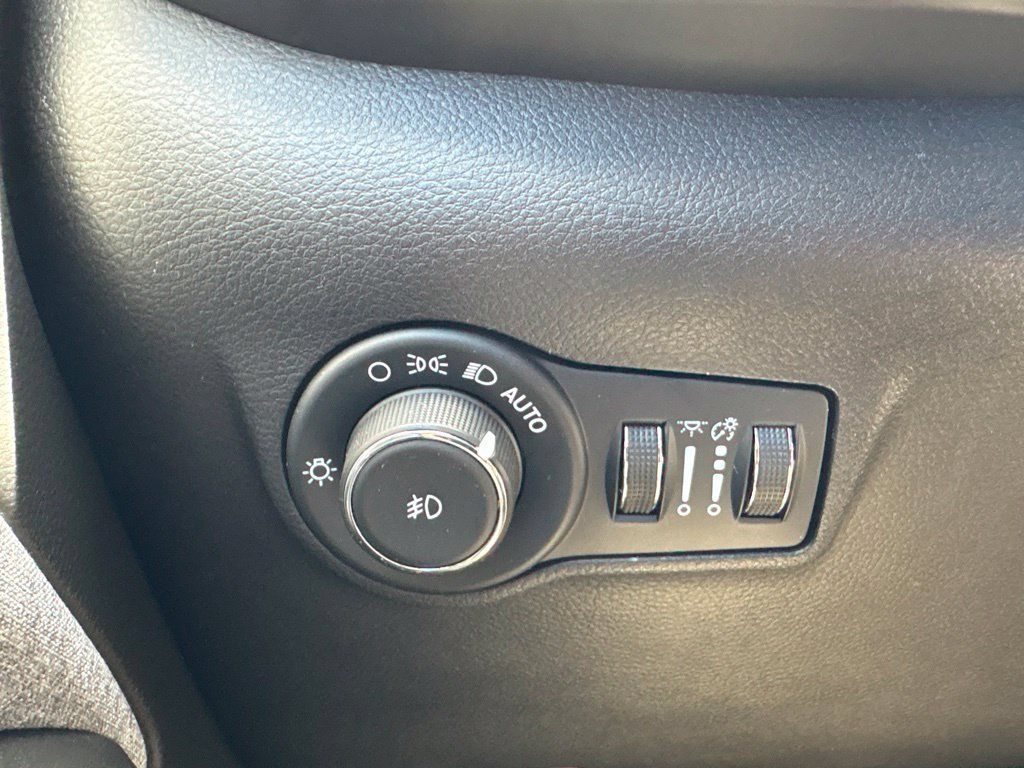 Used 2025 Jeep Compass Latitude AWD/4WD image 31