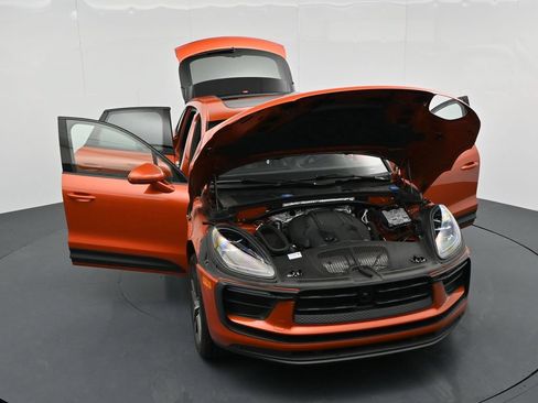 Certified 2024 Porsche Macan AWD/4WD image 21