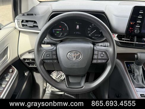 Used 2024 Toyota Sienna LE FWD image 21