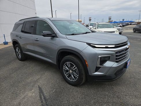 Used 2024 Chevrolet Traverse LT image 10