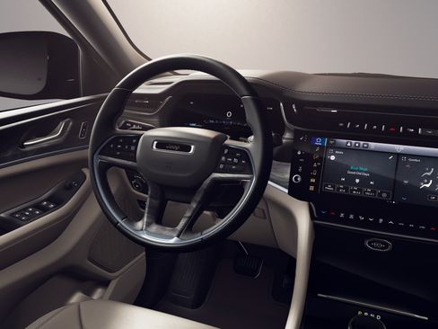 New 2026 Jeep Grand Cherokee Limited w/ Limited Altitude Package RWD image 9