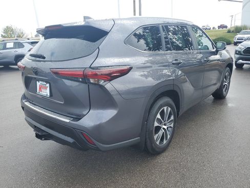 Used 2024 Toyota Highlander XLE AWD/4WD image 4
