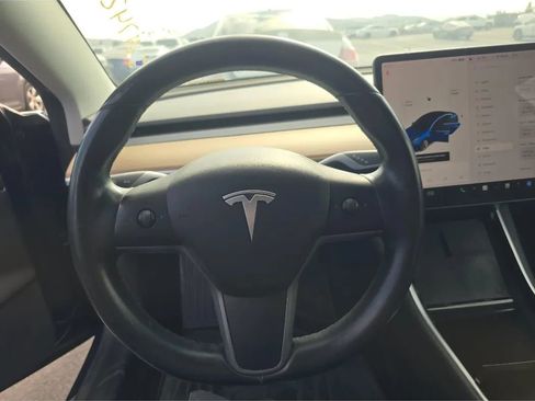 Used 2019 Tesla Model 3 Standard Range image 9