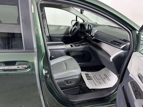 Used 2023 Toyota Sienna Limited image 10