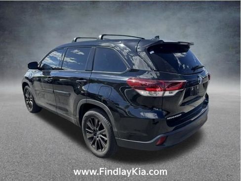 Used 2019 Toyota Highlander SE w/ Carpet Mat Package (TMS) FWD image 2
