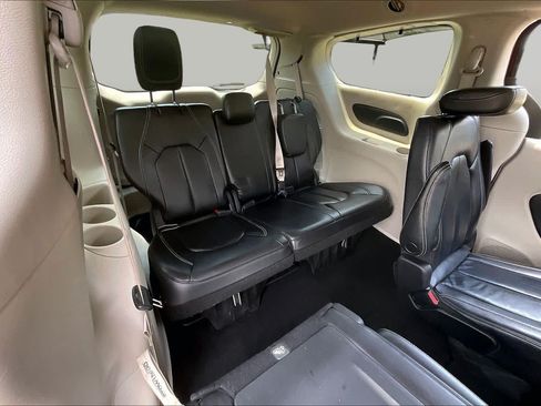 Used 2022 Chrysler Pacifica Touring-L FWD image 32