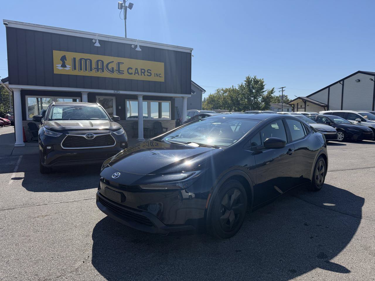 Used 2024 Toyota Prius LE FWD image 2