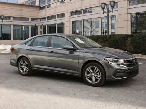 Used 2024 Volkswagen Jetta SE image 2