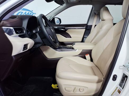 Used 2021 Toyota Highlander Limited image 7