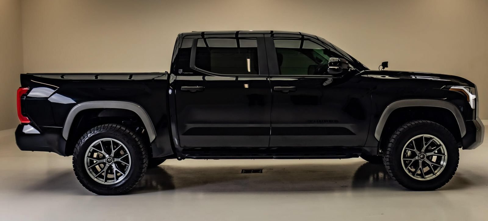 Used 2024 Toyota Tundra Limited AWD/4WD image 10