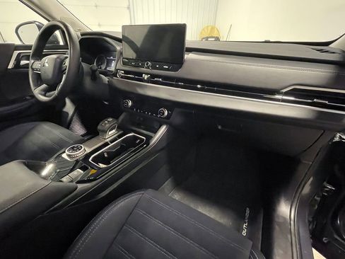 Used 2025 Mitsubishi Outlander AWD image 27