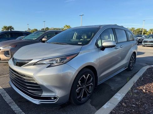 Used 2025 Toyota Sienna Platinum image 1