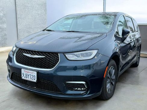 Used 2023 Chrysler Pacifica Touring-L image 19