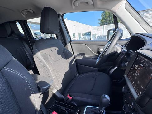 Used 2023 Jeep Renegade Latitude w/ Premium Group AWD/4WD image 19