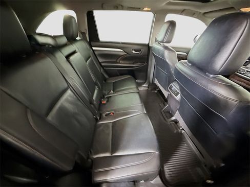 Used 2019 Toyota Highlander XLE image 22