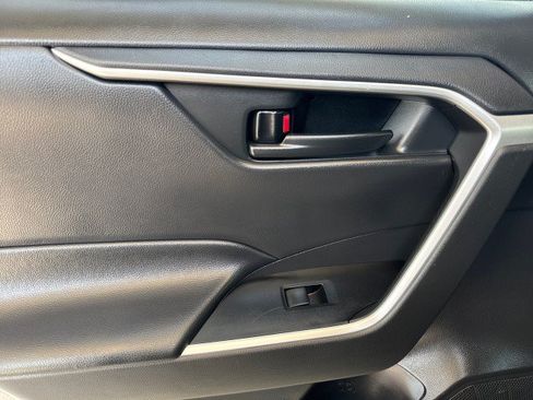 Used 2021 Toyota RAV4 LE AWD/4WD image 6