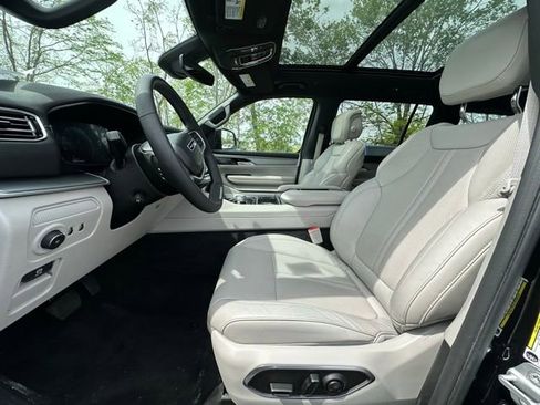 Used 2025 Jeep Wagoneer 4WD w/ Premium Group I image 22